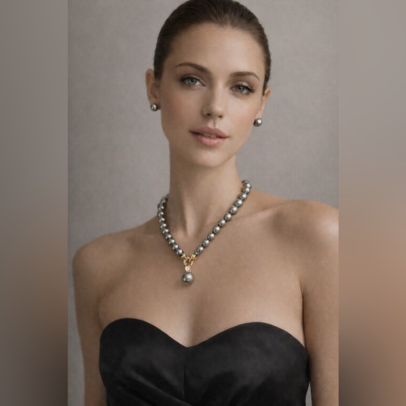Absolutely Gorgeous Majorica Peacock Gray 13mm Pearl Earrings/Necklace Set